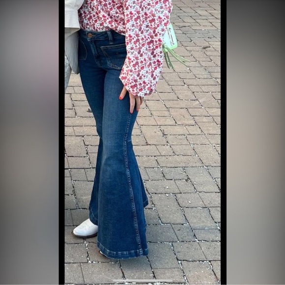 WRANGLER RETRO WOMEN'S HIGH RISE FLARE PATCH POCKET VICTORIA STRETCH JEANS - Picture 6 of 11